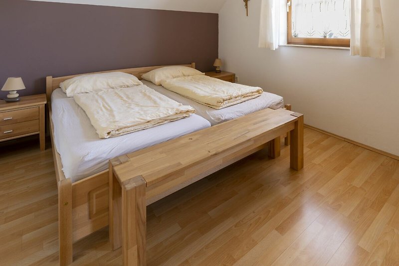 großes Schlazimmer mit Doppelbett (rückwärts Einbaukleiderschrank)
