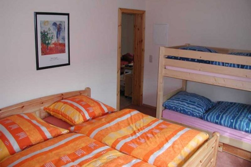 Schlafzimmer mit Doppelbett 1,80m x 2,00m und Doppelstockbett