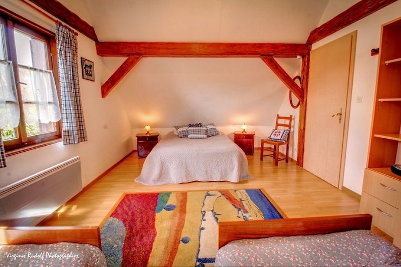 Schlafzimmer mit Doppelbett un zwei eitzelbett