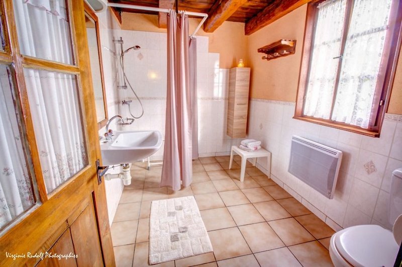 Salle de bain avec douche a l'italienne et WC adaptés aux personnes a mobilité réduite