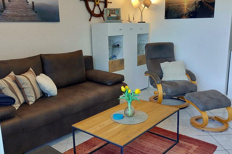 Stilvolles Wohnzimmer mit gemütlicher Couch und moderner Dekoration.