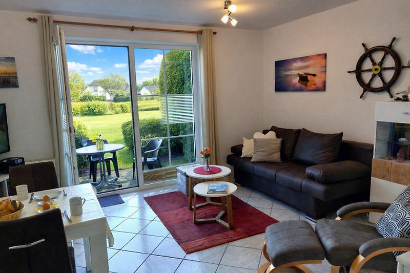 Palmen, gepflegter Hof und Balkon – entspannen im grünen Innenhof.