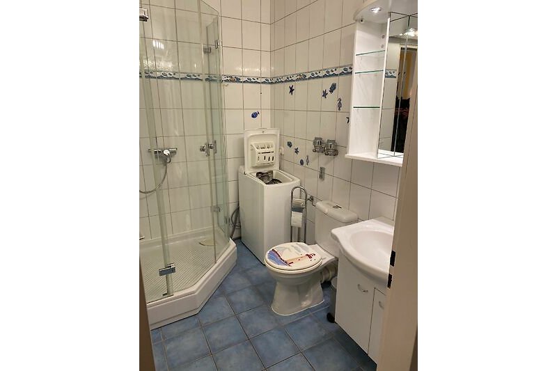 Badezimmer mit lila Waschbecken und Spiegel.