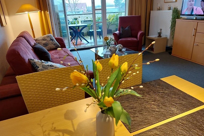 Gemütliche Einrichtung mit gelben Akzenten und Blumen. Gemütliche Atmosphäre.
