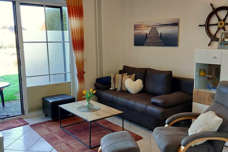 Stilvolles Wohnzimmer mit bequemer Couch und moderner Dekoration.