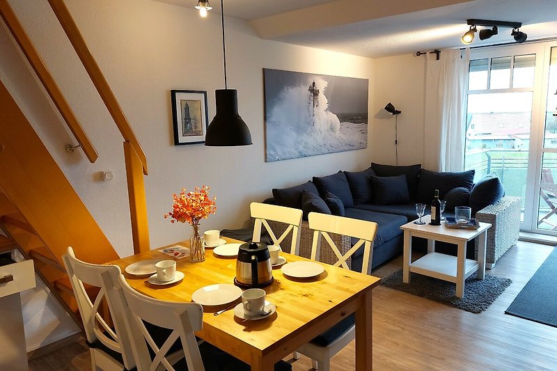 Elegantes Wohnzimmer mit Sofa, Couchtisch und Deckenventilator.