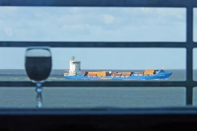 Rotta di spedizione del mondo vista mare