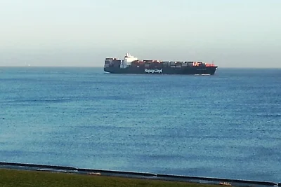 Rotta di spedizione del mondo vista mare