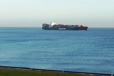 Rotta di spedizione del mondo vista mare