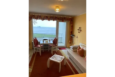 Rotta di spedizione del mondo vista mare