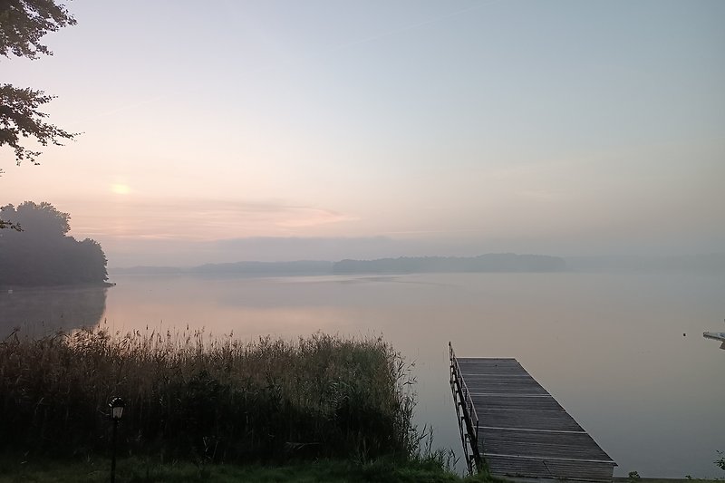 Ein malerischer Sonnenuntergang über dem ruhigen See.