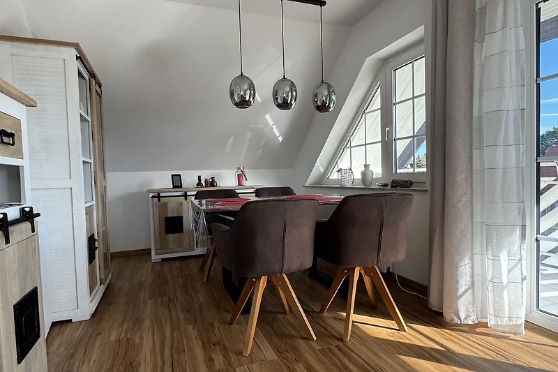 Wohnzimmer mit viel Tageslicht.