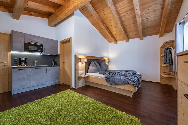 Stilvolle Holzkabine mit gemütlichem Wohnzimmer und moderner Einrichtung.