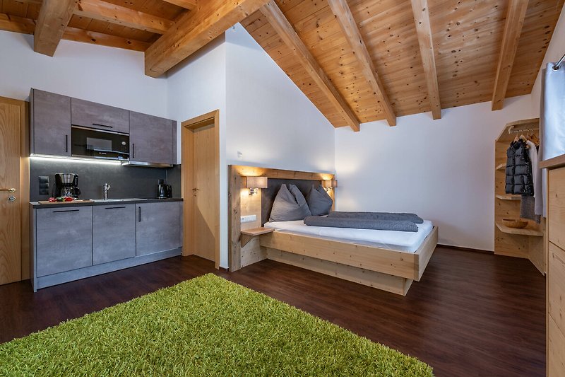 Gemütliche Holzkabine mit stilvoller Einrichtung und gemütlichem Bett.