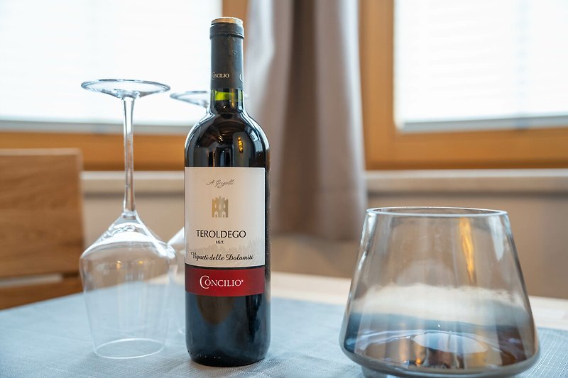 Ein stilvolles Stillleben mit einer Flasche Wein und eleganten Gläsern.