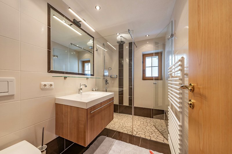 Stilvolles Badezimmer mit elegantem Waschbecken und modernen Armaturen.