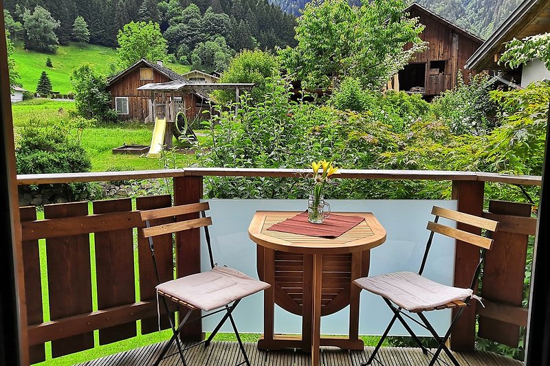 Ferienwohnung Hochjoch. Privater Balkon mit Blick in den Garten.