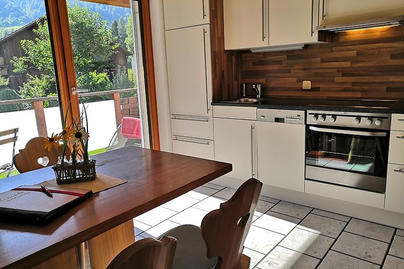 Moderne Küche mit Holzmöbeln, Küchengeräten und Pflanzen.