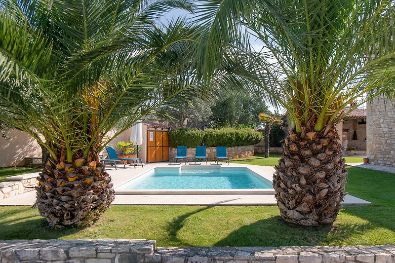 VILLA ORADA - Mediterraner Garten mit Pool und Palmen.