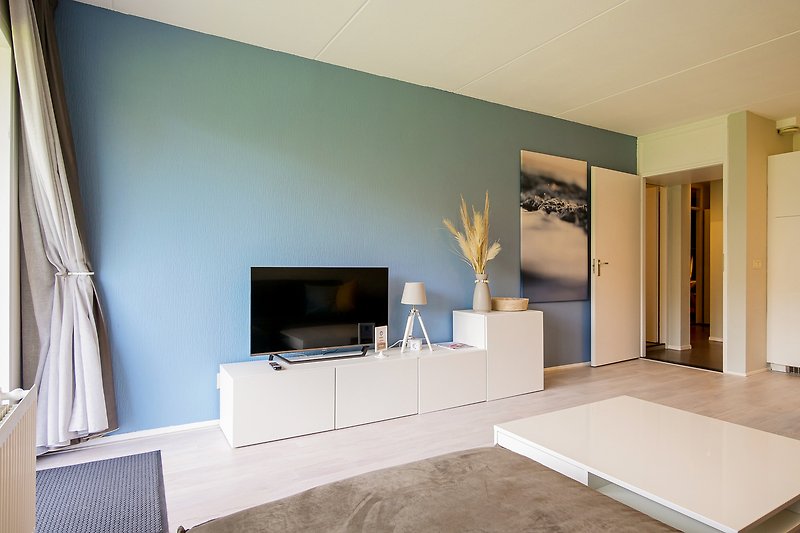 Gemütliches Wohnzimmer mit stilvollen Möbeln und modernem Design.