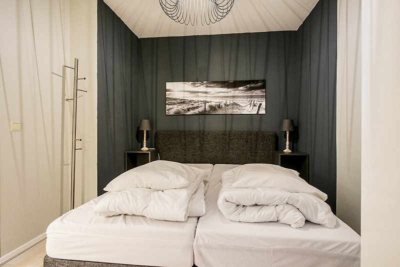 Gemütliches Schlafzimmer mit stilvollem Holzbett und schöner Dekoration.