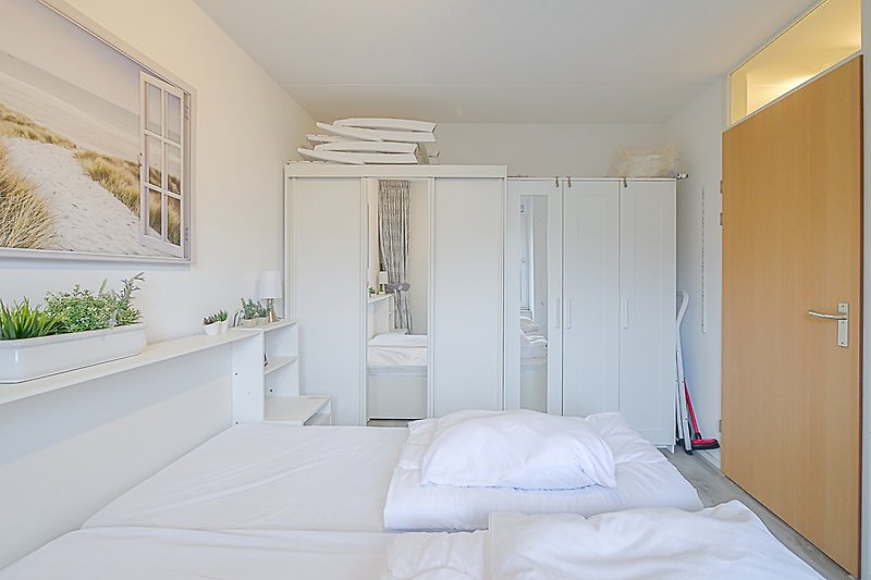 Schlafzimmer mit gemütlichem Bett und stilvoller Einrichtung.