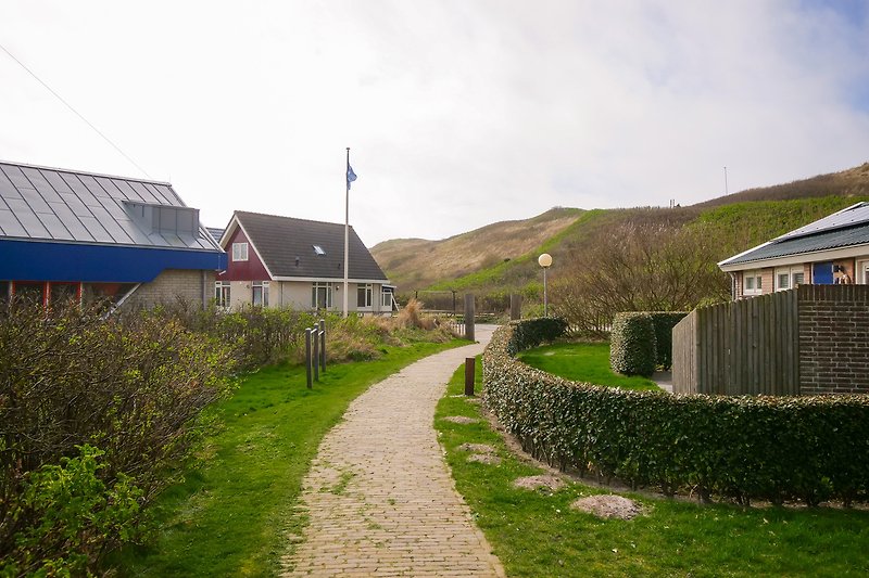 Bergiges Landhaus mit grüner Landschaft.