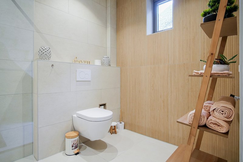 Modernes Badezimmer mit stilvollem Design und Fensterblick.