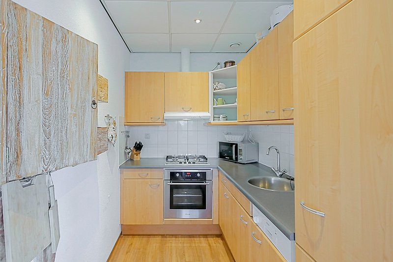 Moderne Küche mit Holzschrank, Granit-Arbeitsplatte und Edelstahl-Spüle.
