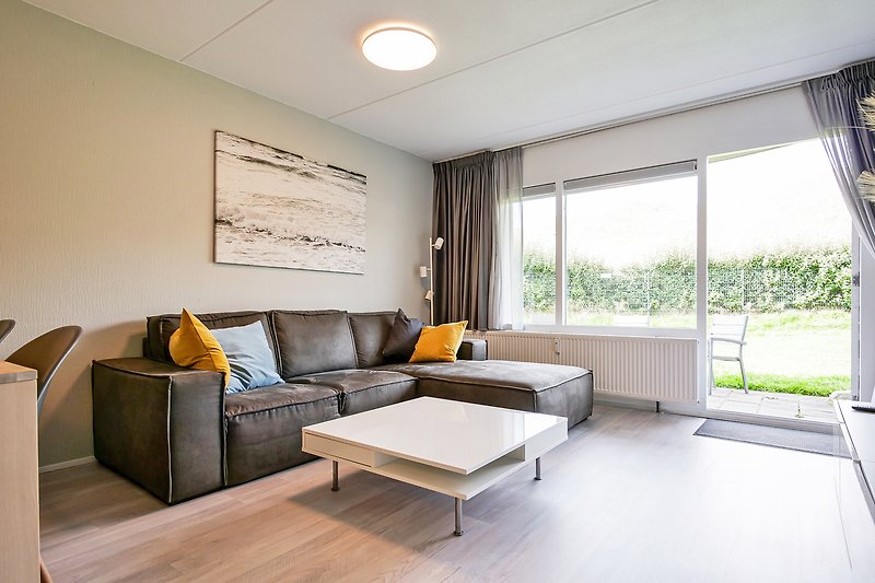 Komfortables Wohnzimmer mit stilvollen Möbeln und Pflanzen.