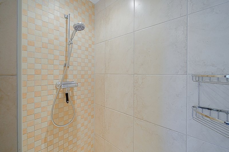 Schönes Badezimmer mit stilvoller Dusche und moderner Armatur.