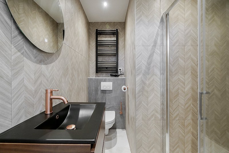 Modernes Badezimmer mit elegantem Design und Holzdetails. Spiegel, Waschbecken und Dusche.