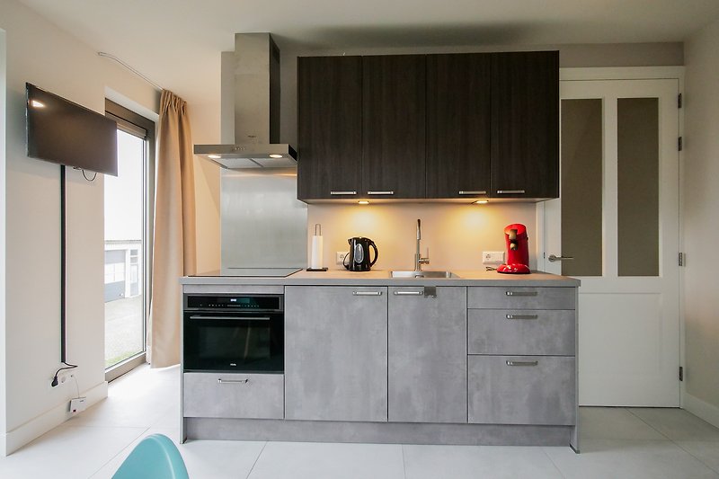 Moderne Küche mit Holzakzenten und Granitarbeitsplatte.