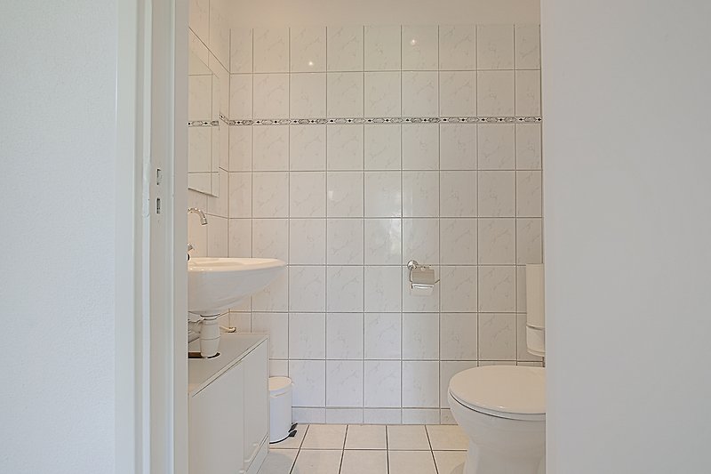 Schönes Badezimmer mit stilvoller Armatur und Keramikfliesen.