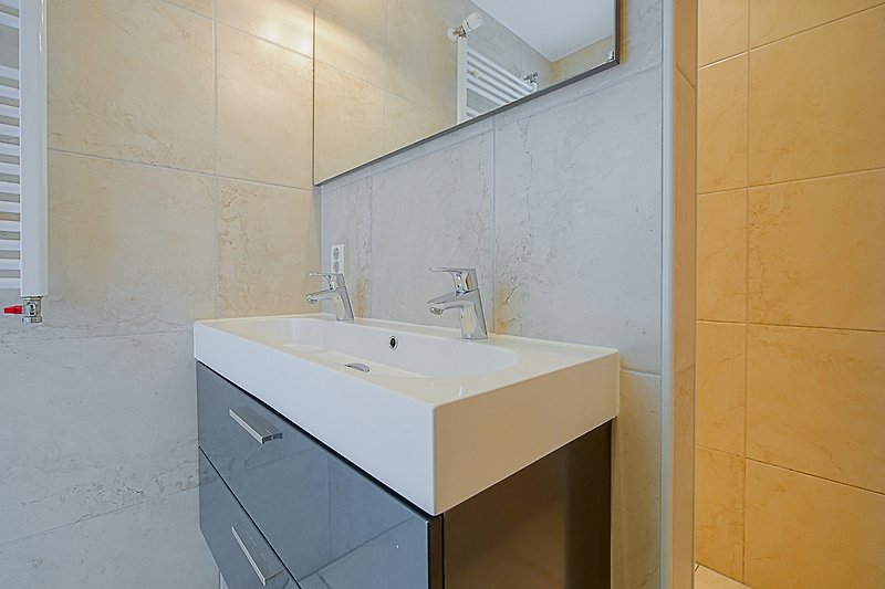 Schönes Badezimmer mit stilvoller Armatur und Holzboden.