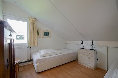 Schlafzimmer mit bequemem Bett und stilvoller Einrichtung.