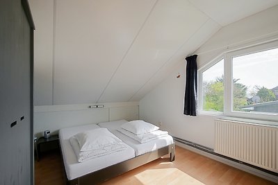 Geräumiges Schlafzimmer mit großem Fenster und bequemem Bett.