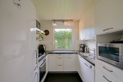 Moderne Küche mit hochwertigen Geräten und eleganten Oberflächen.