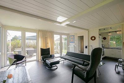 Stilvolles Wohnzimmer mit bequemen Möbeln und Pflanzen.