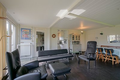 Stilvolles Wohnzimmer mit Holzmöbeln und bequemen Sesseln.