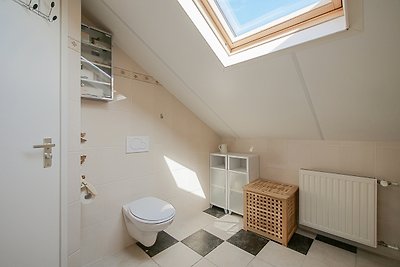 Modernes Badezimmer mit stilvoller Einrichtung und Fliesen.