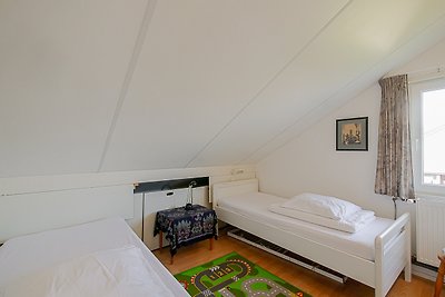 Stilvolles Schlafzimmer mit gemütlichem Bett und elegantem Bilderrahmen.
