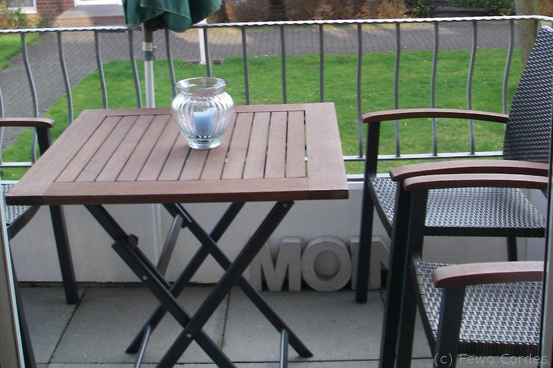 Balkon mit Tisch und 4 Stühlen