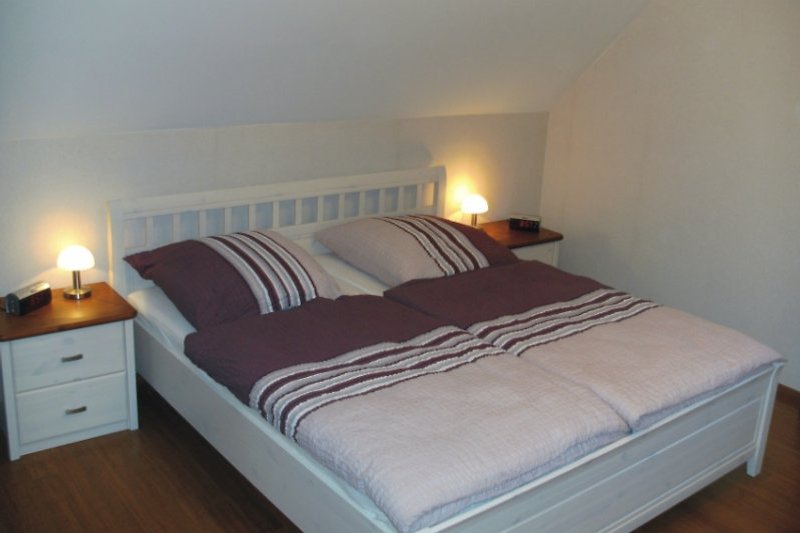 Schlafzimmer mit Doppelbett 200 cm x 180 cm