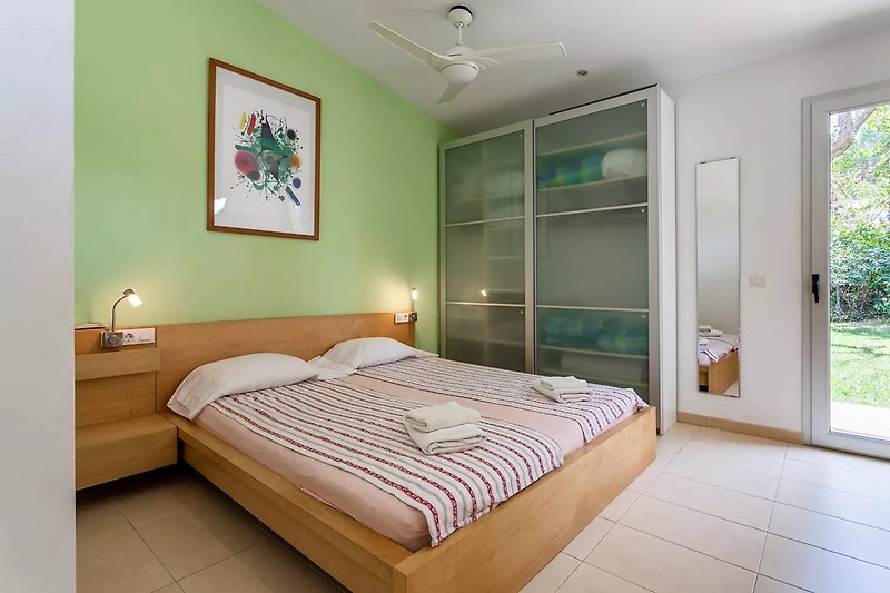 Elegantes Schlafzimmer mit bequemem Bett 180x200 cm und stilvoller Einrichtung.