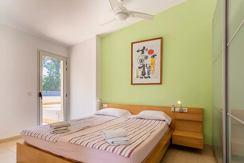Elegantes Schlafzimmer mit bequemem Bett 180x200 cm und stilvoller Einrichtung. Direkter Zugang zum Garten und Pool