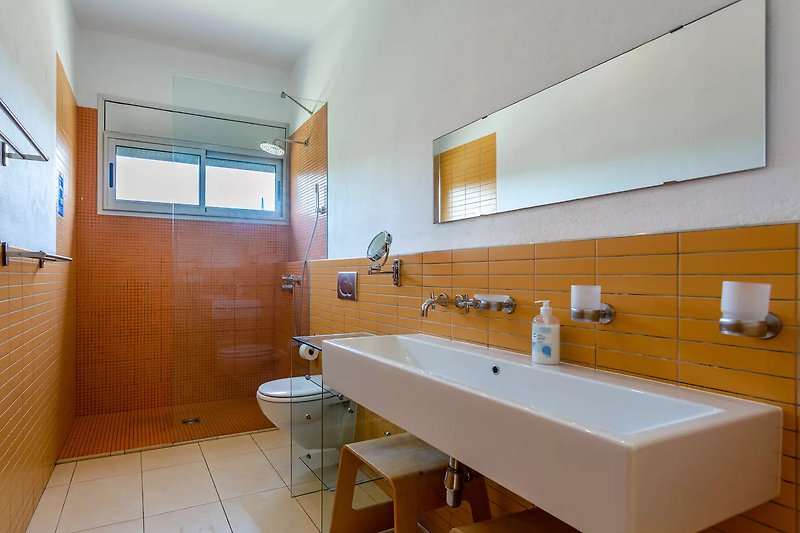 Badezimmer Parterre mit modernem Doppel-Waschbecken.
