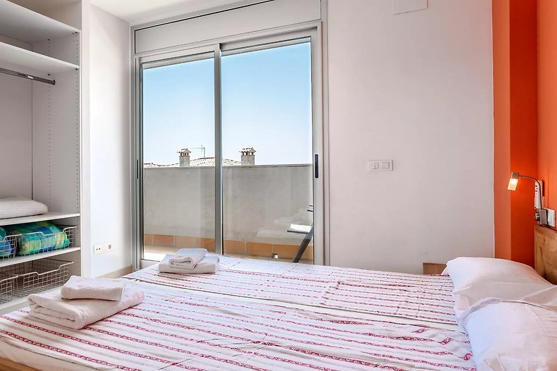 Kompaktes Schlafzimmer im 1. Stock,  bequeme Betten 160x200 cm und eigenem Badzimmer. Balkon mit Meersicht