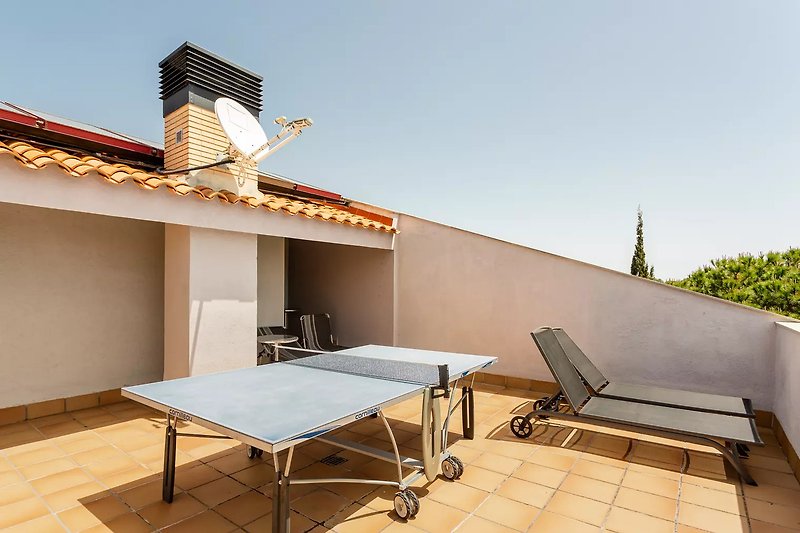 Dachterrasse mit Rundum- und Meersicht. Tischtennis, Liegen, Stühle und Partytischen