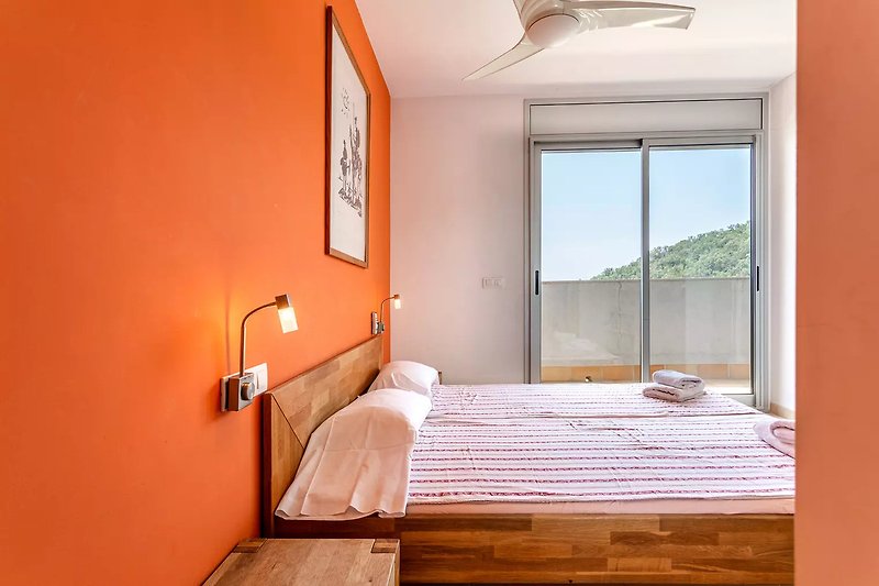 Elegantes Schlafzimmer mit bequemem Bett und stilvoller Einrichtung.